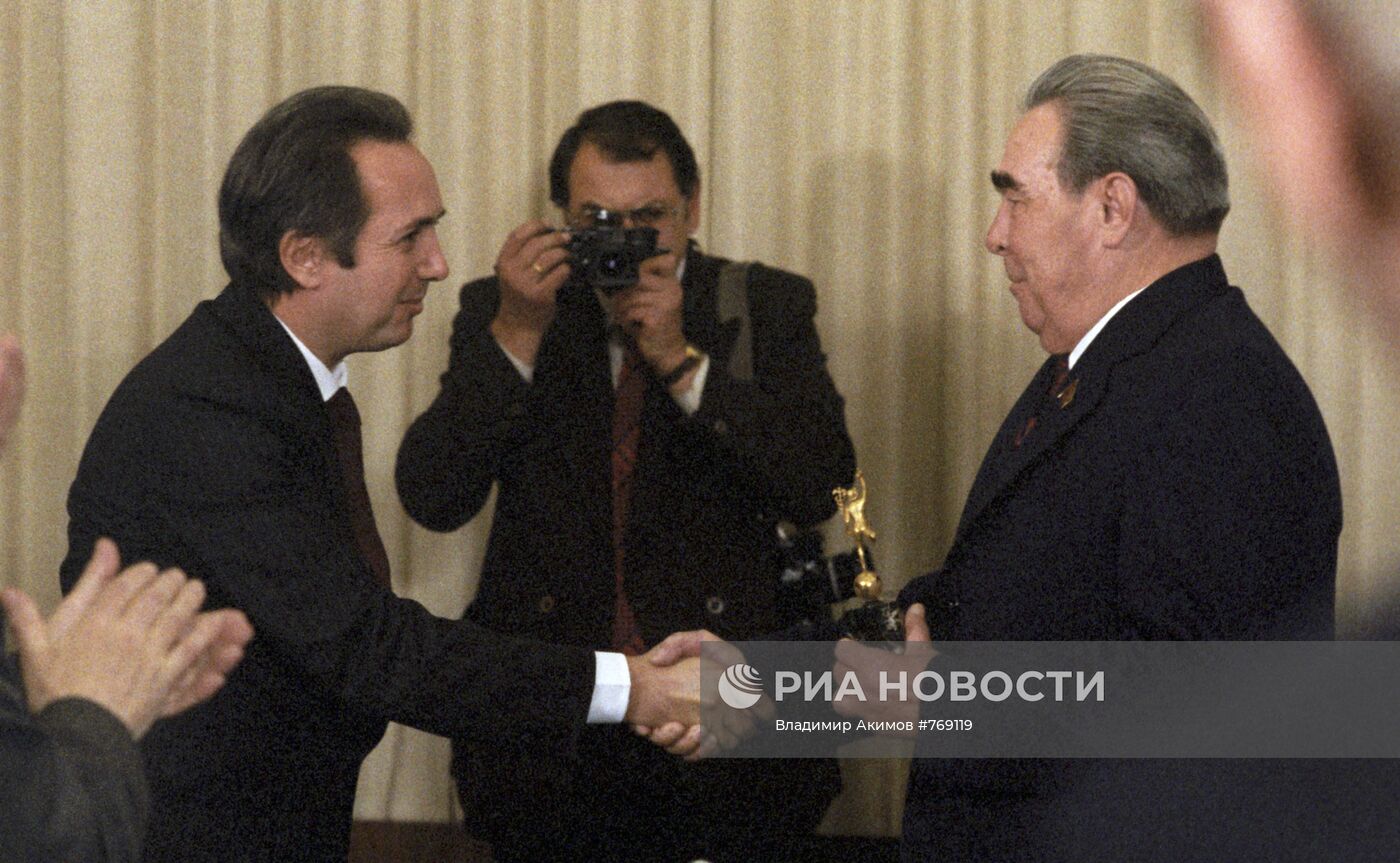 Вручение Л. И. Брежневу международной премии "Золотой Меркурий"