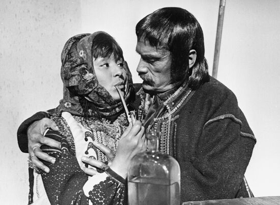 Бестаева и Багашвили в фильме "Тени забытых предков"