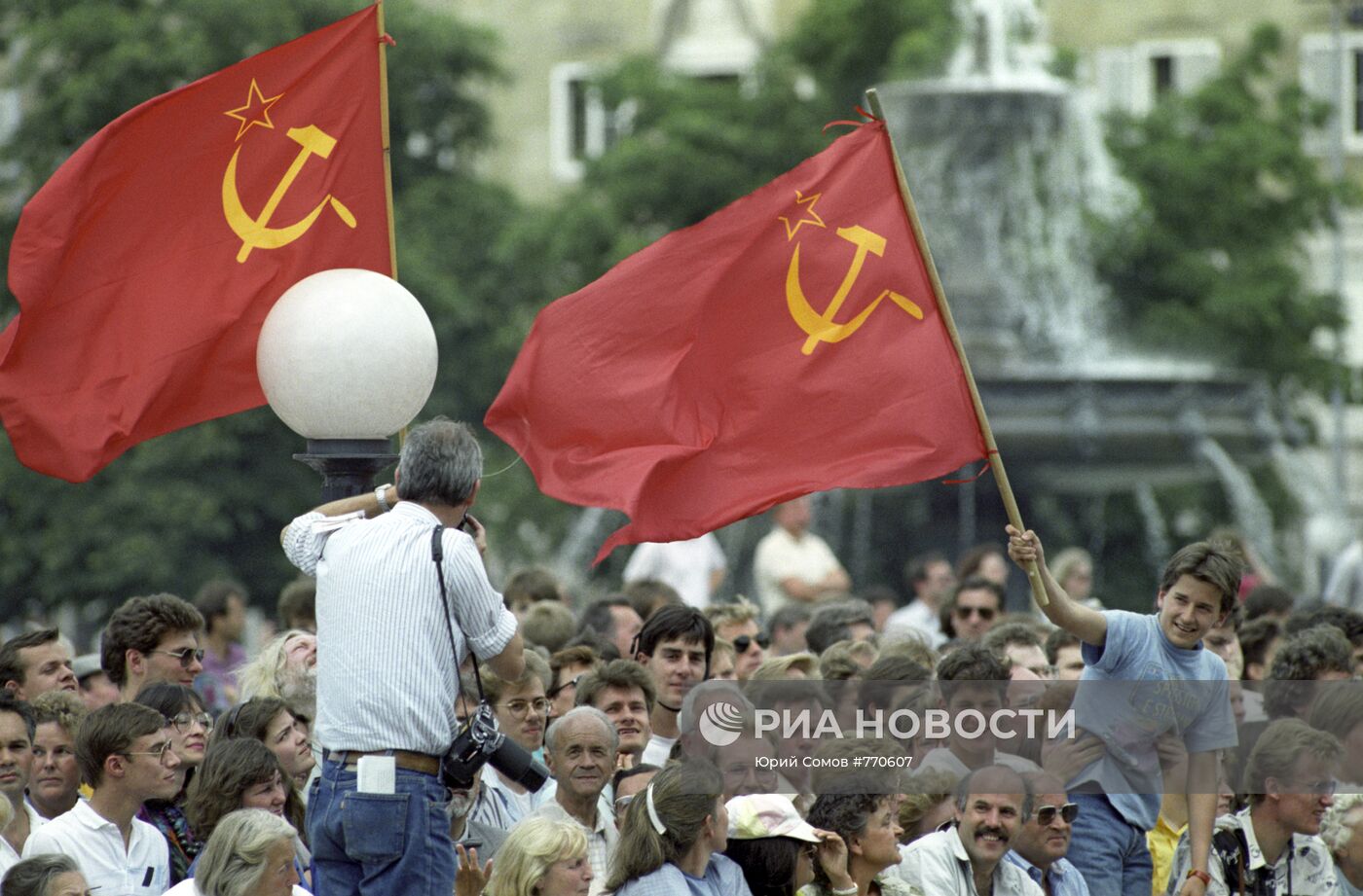 Жители Германии приветствуют Михаила Горбачева