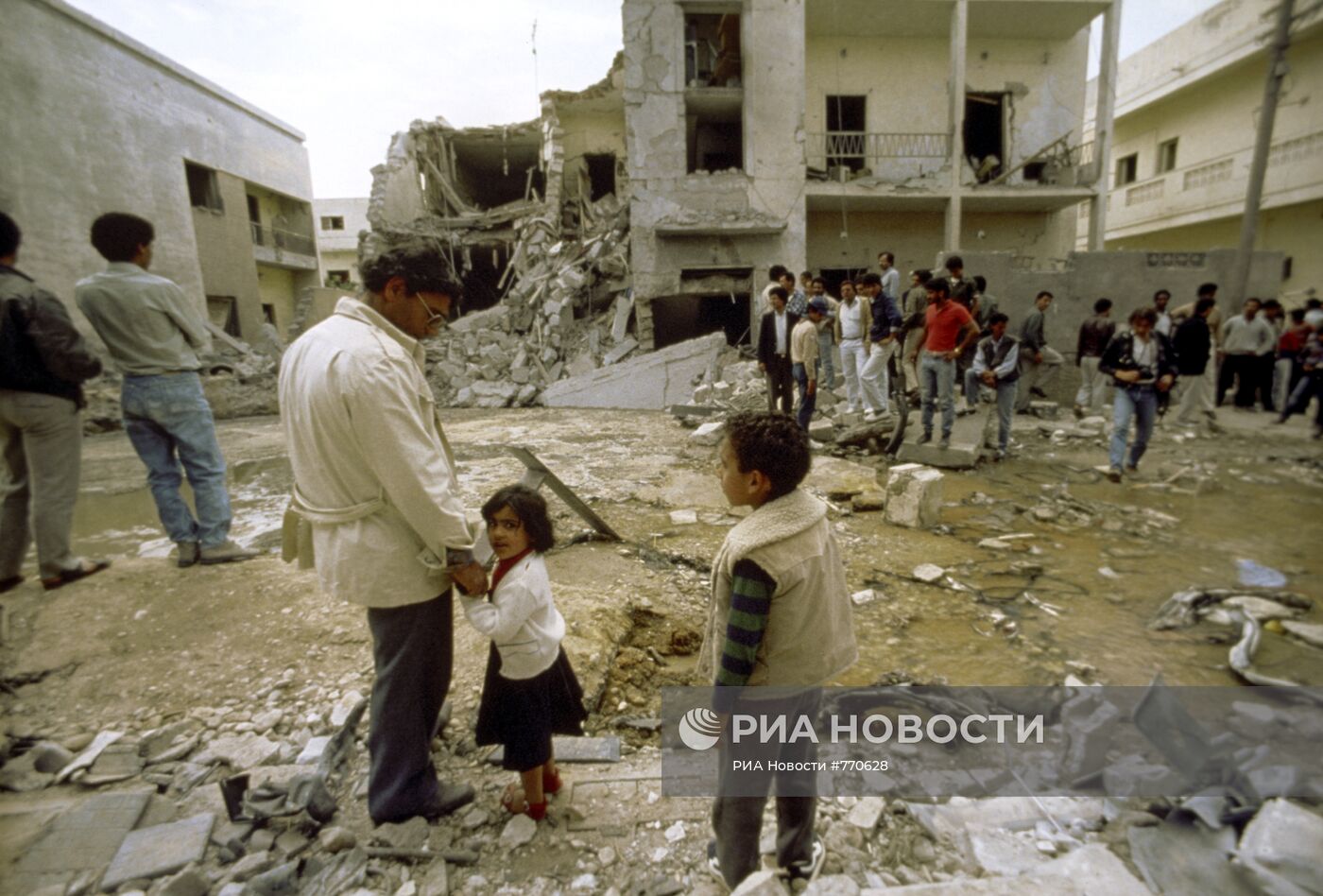 Разрушенные дома в результате бомбардировки самолетами США