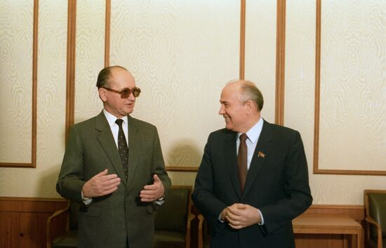 Михаил Горбачев и Войцех Ярузельский