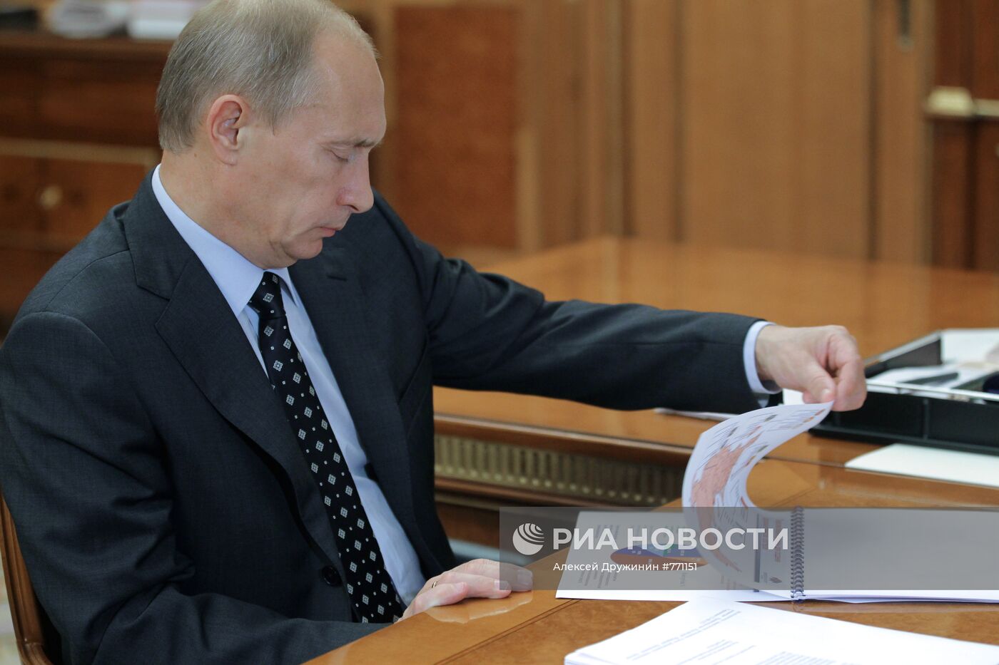 Владимир Путин провел рабочую встречу с Денисом Мантуровым