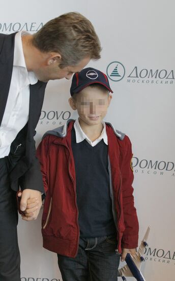 Брошенный в Доминикане 12-летний мальчик вернулся в Москву