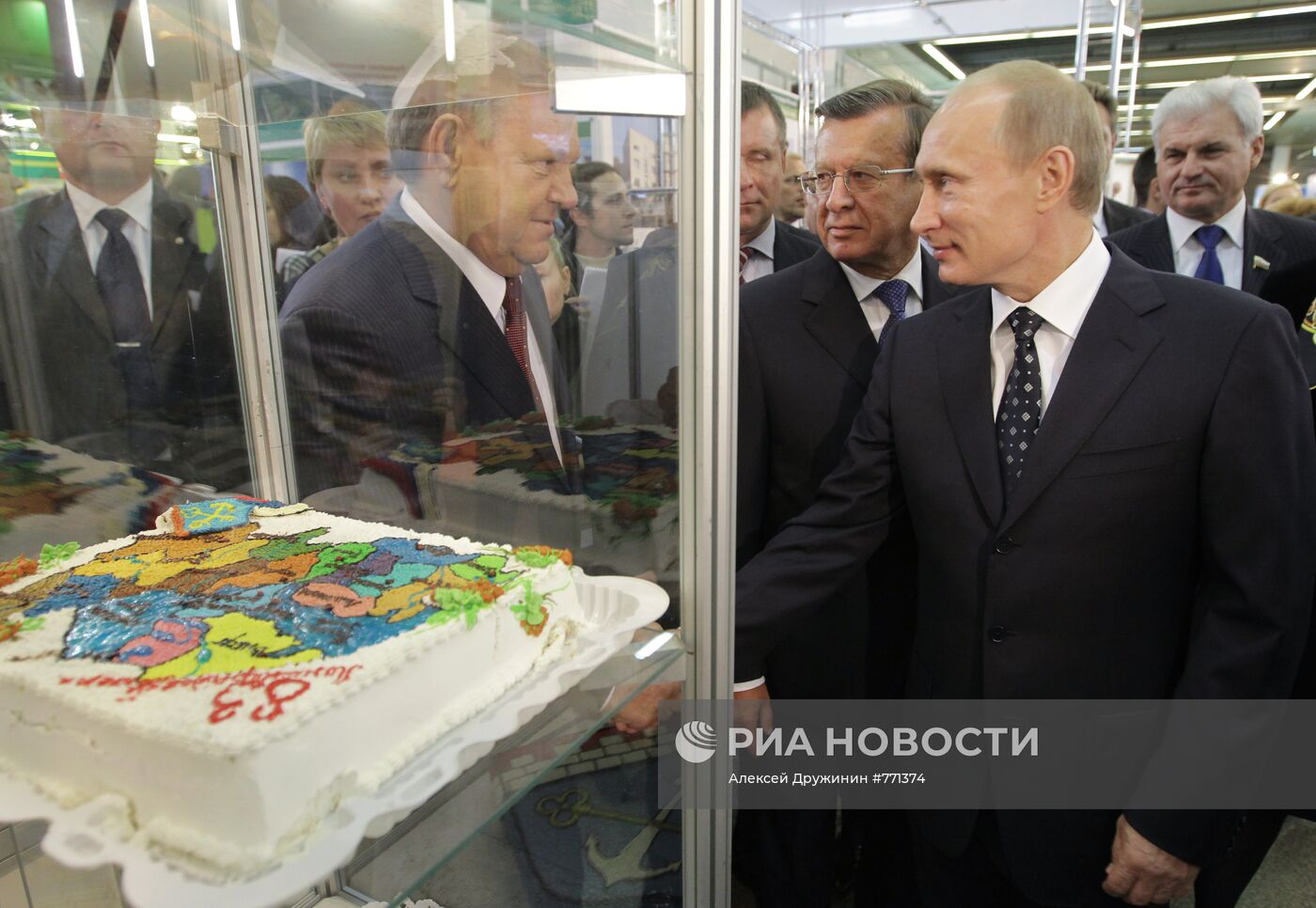 Владимир Путин посетил выставку "Золотая осень"