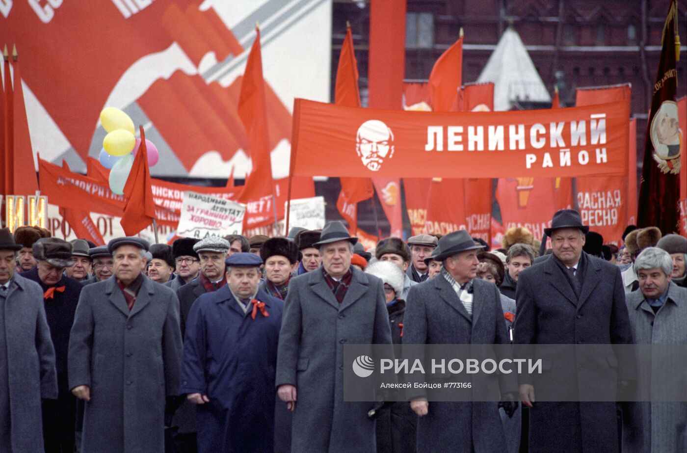 М. Горбачев и Б. Ельцин 7 ноября 1990 года