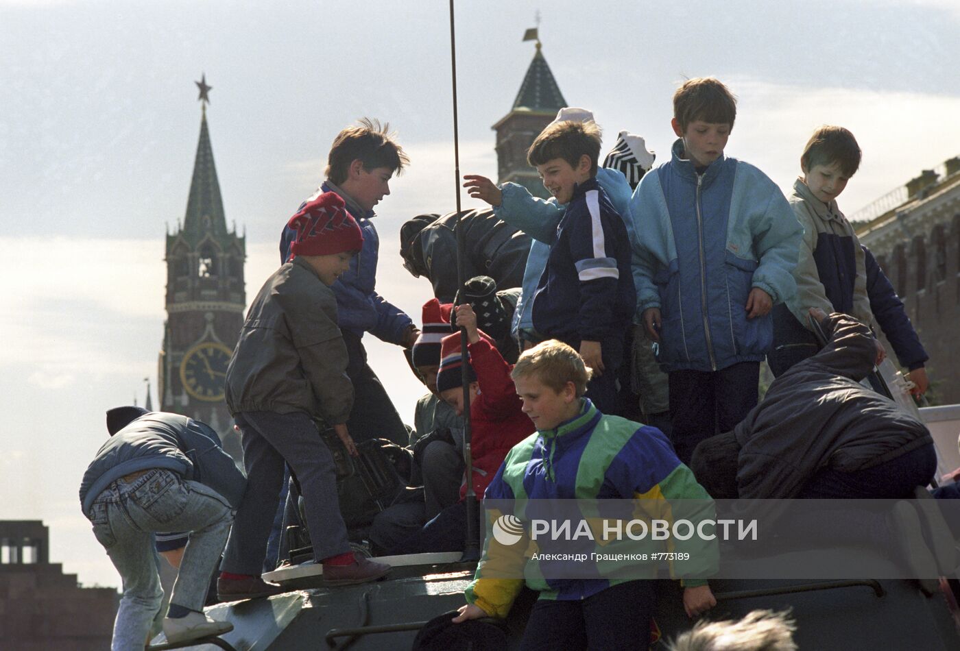 Дети играют на боевой технике на Красной площади 9 мая