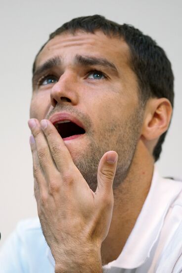 футболист показывает язык или смеется на пресс-конференции