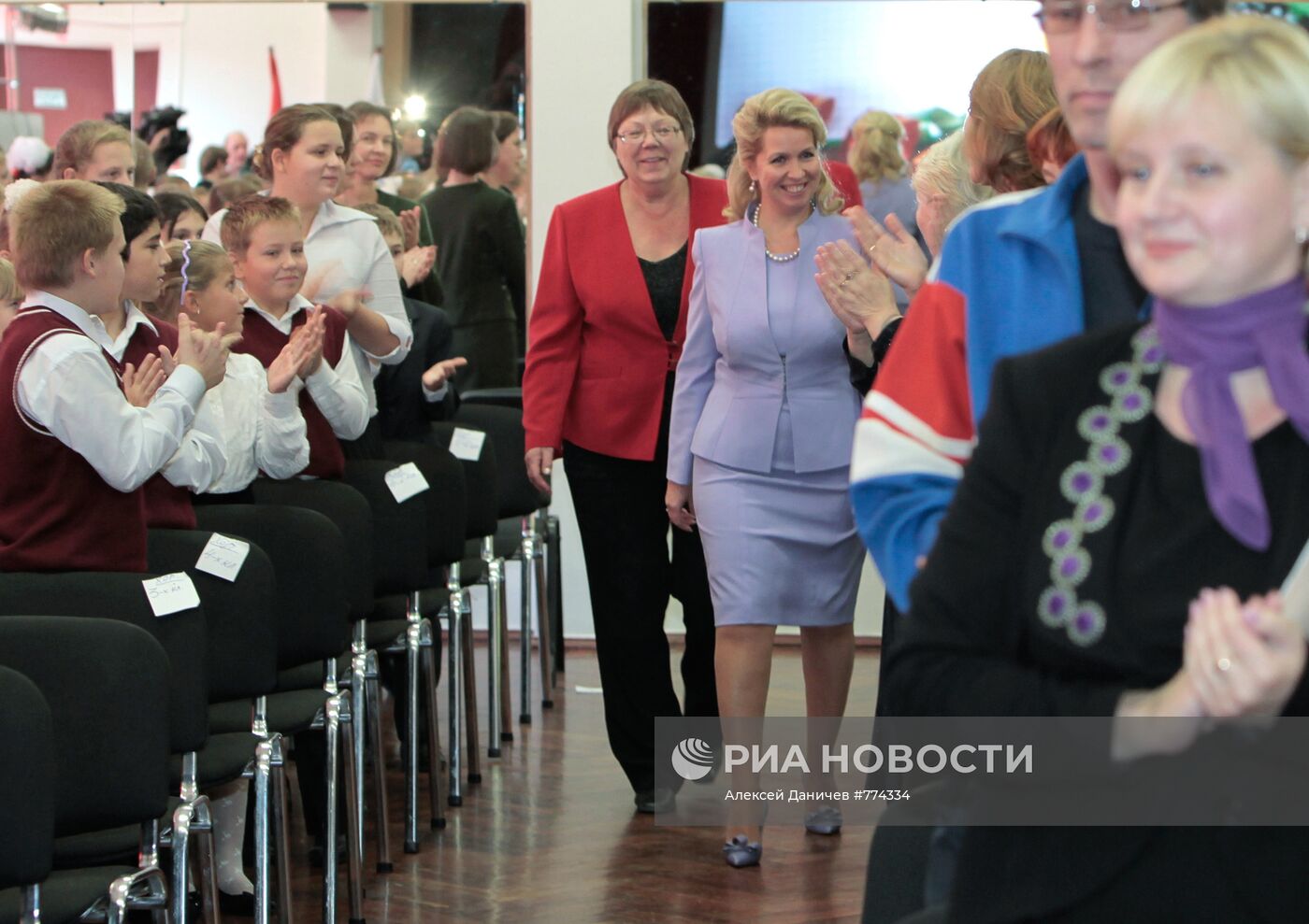 С. Медведева посетила школу, где училась вместе с Д.Медведевым