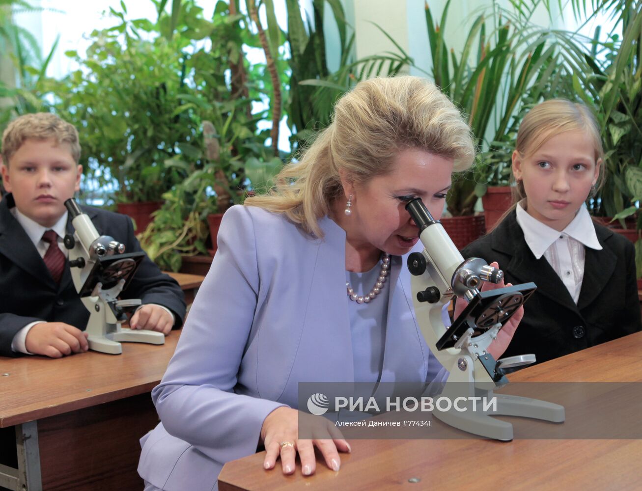 С. Медведева посетила школу, где училась вместе с Д.Медведевым