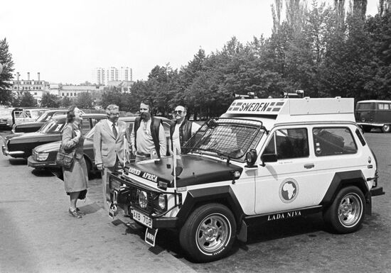 Шведский экипаж рядом с автомобилем марки "Нива"