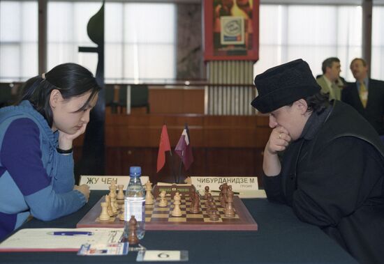 Шахматистки Майя Чибурданидзе и Жу Чен