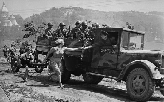 Кадр из фильма "Такой большой мальчик"