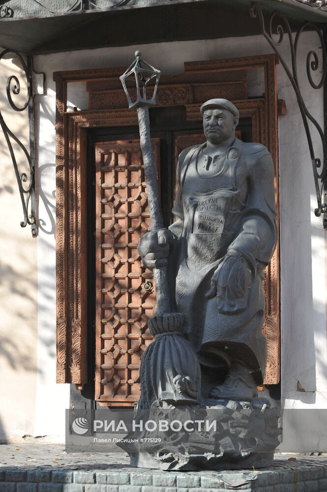 Памятник Юрию Лужкову