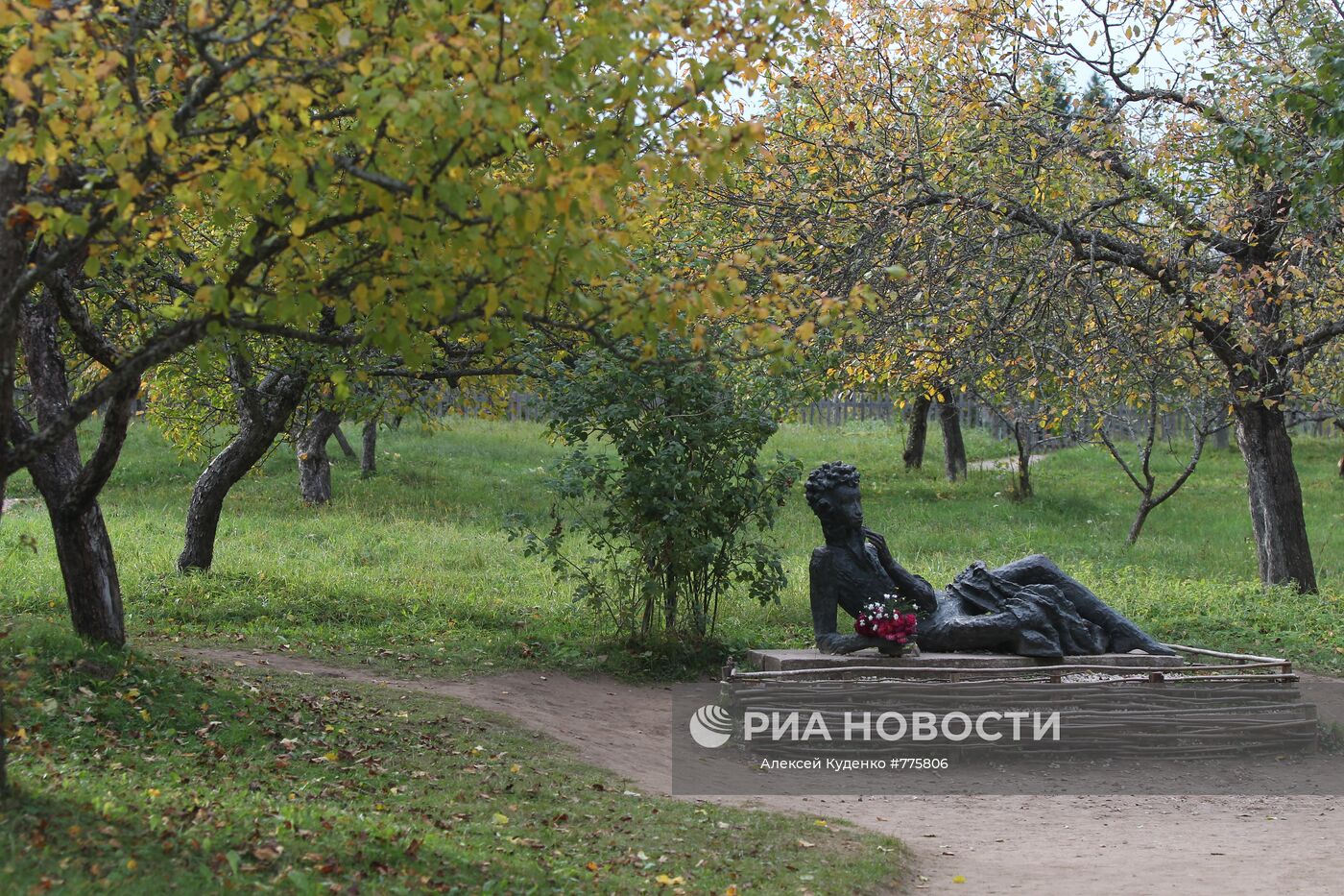 Скамейка онегина в михайловском