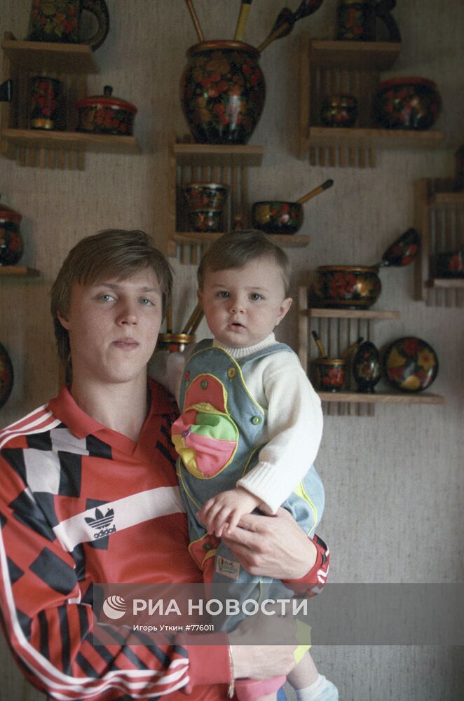 Футболист Игорь Колыванов с дочерью