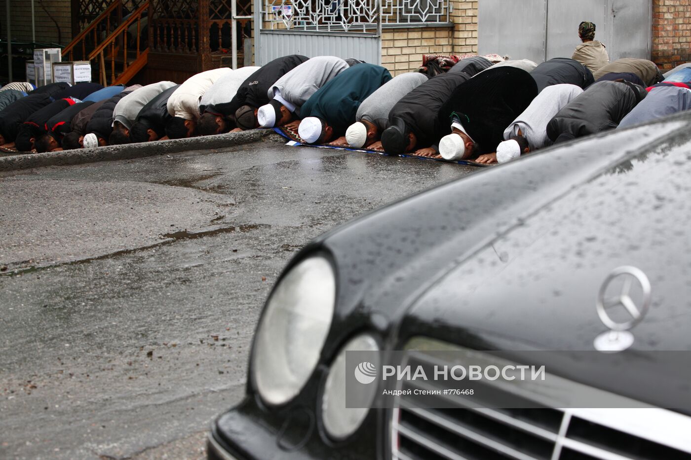 Пятничная молитва жителей Бишкека в мечети