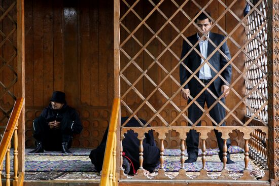 Пятничная молитва жителей Бишкека в мечети