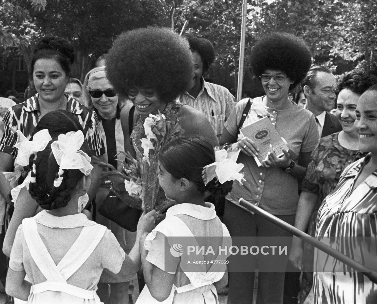 Анджела Дэвис посетила совхоз имени Ленина в Узбекистане | РИА Новости  Медиабанк