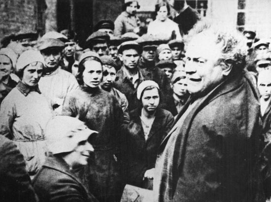 Писатель-коммунис Мартин Андерсен-Нексе среди московских рабочих