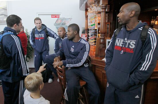 Баскетболисты команды New Jersey Nets после прилета в Москву