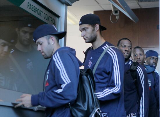 Баскетболисты команды New Jersey Nets после прилета в Москву