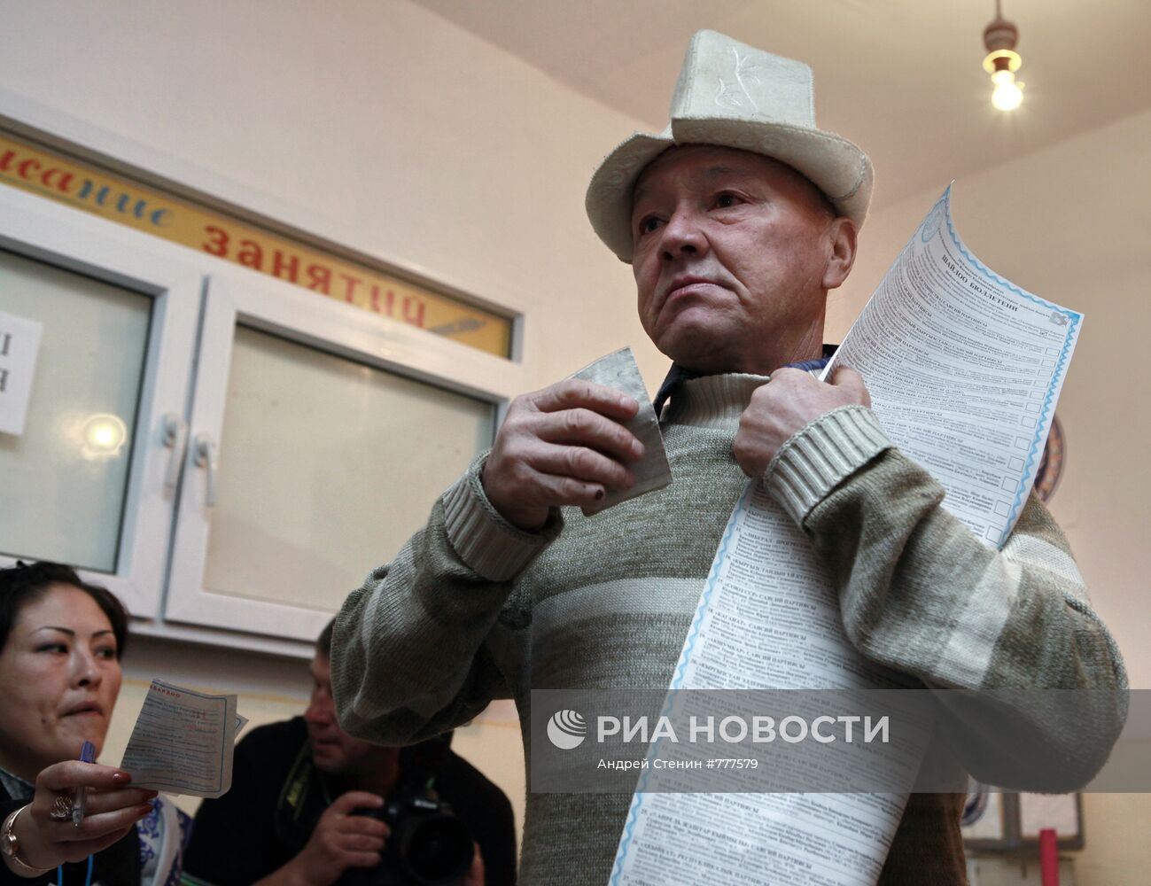Житель города Ош во время голосования