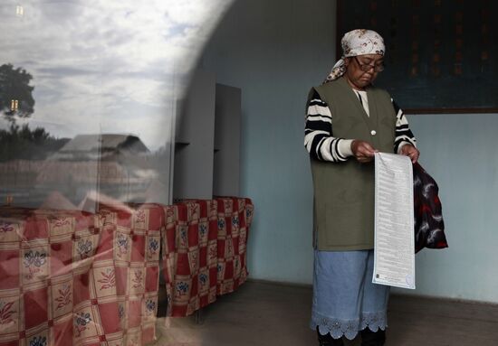 Жительница города Ош на избирательном участке