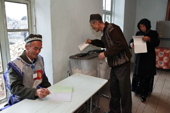 Жители города Ош во время голосования