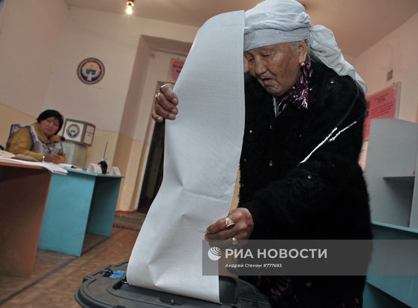 Жительница города Ош во время голосования