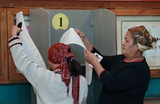 Жительницы города Ош во время голосования