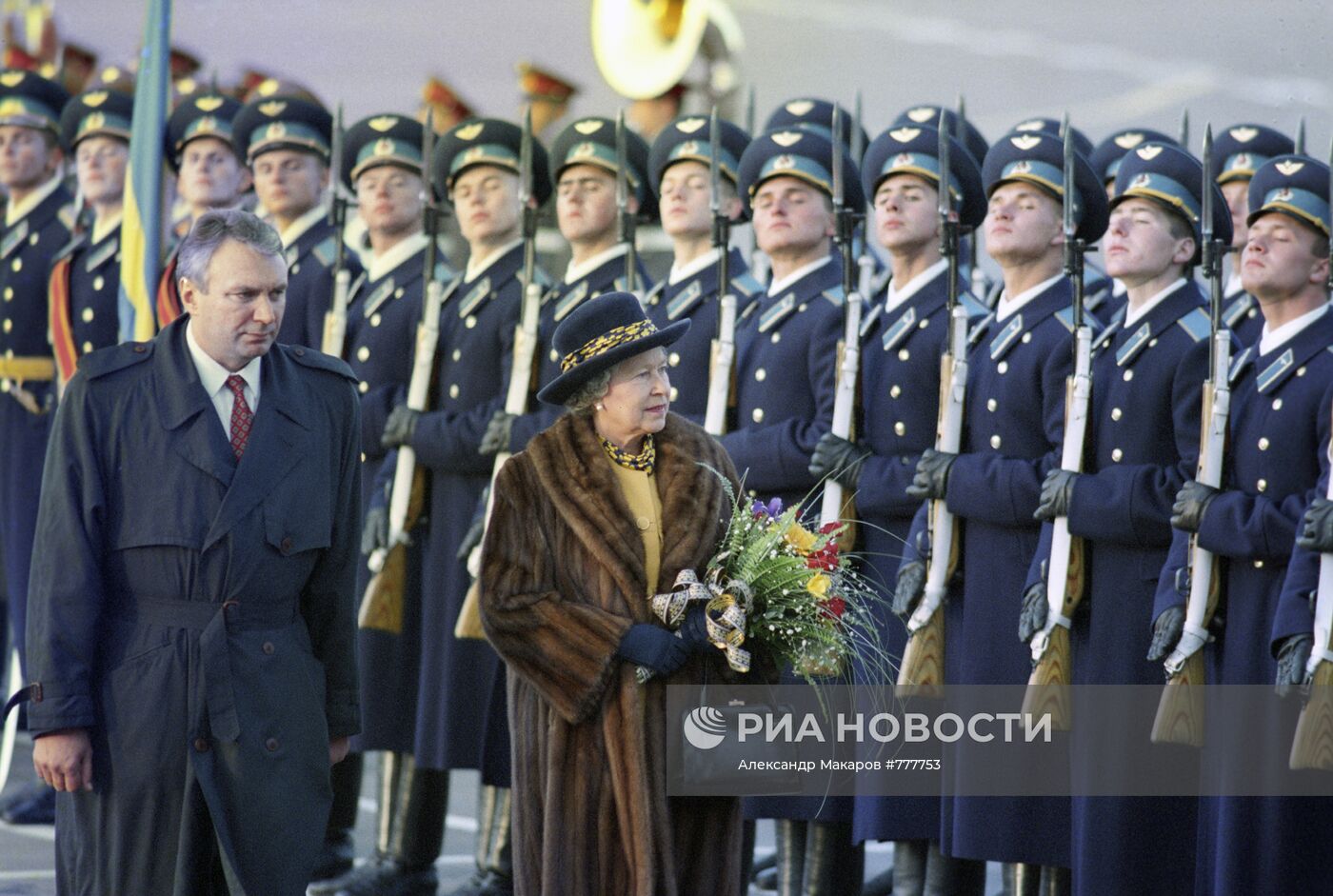 Королева Елизавета II и Олег Сосковец
