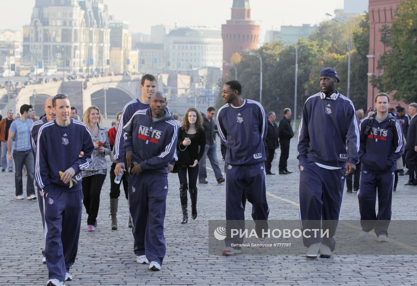 Баскетболисты команды New Jersey Nets в центре Москвы