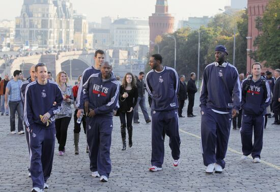 Баскетболисты команды New Jersey Nets в центре Москвы