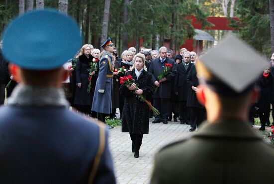 Светлана Медведева и Анна Коморовская посетили мемориал в Катыни