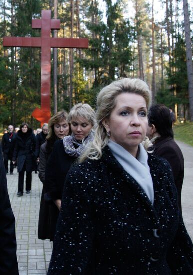 Светлана Медведева и Анна Коморовская посетили мемориал в Катыни