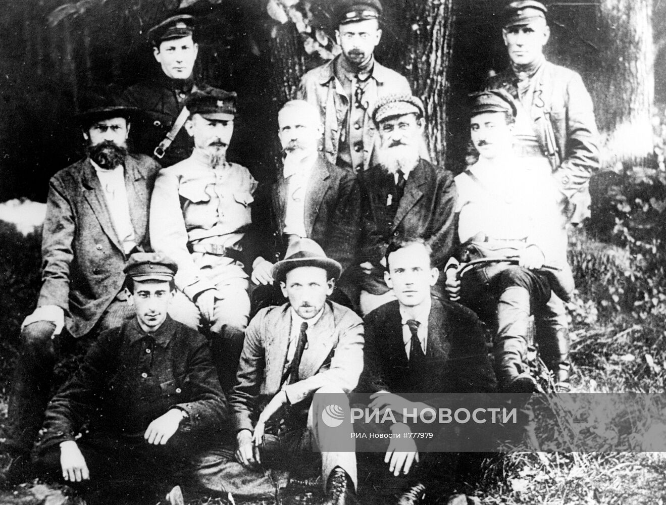 Ф. Э. Дзержинский с революционерами