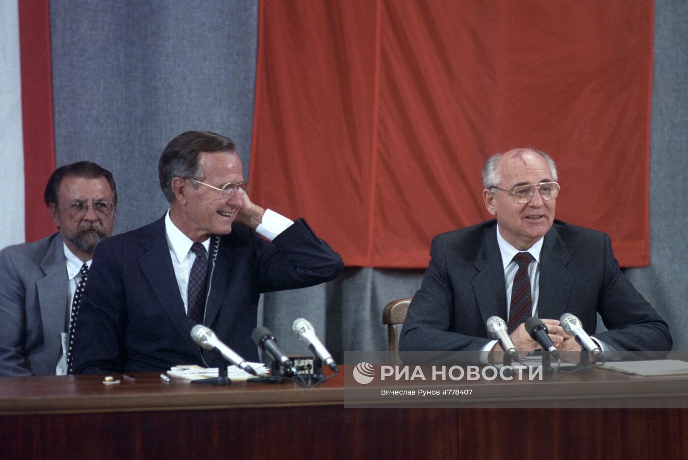Михаил Горбачев и Джордж Буш старший на пресс-конференции
