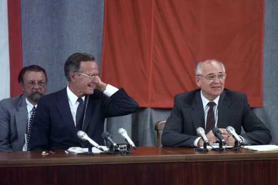 Михаил Горбачев и Джордж Буш старший на пресс-конференции