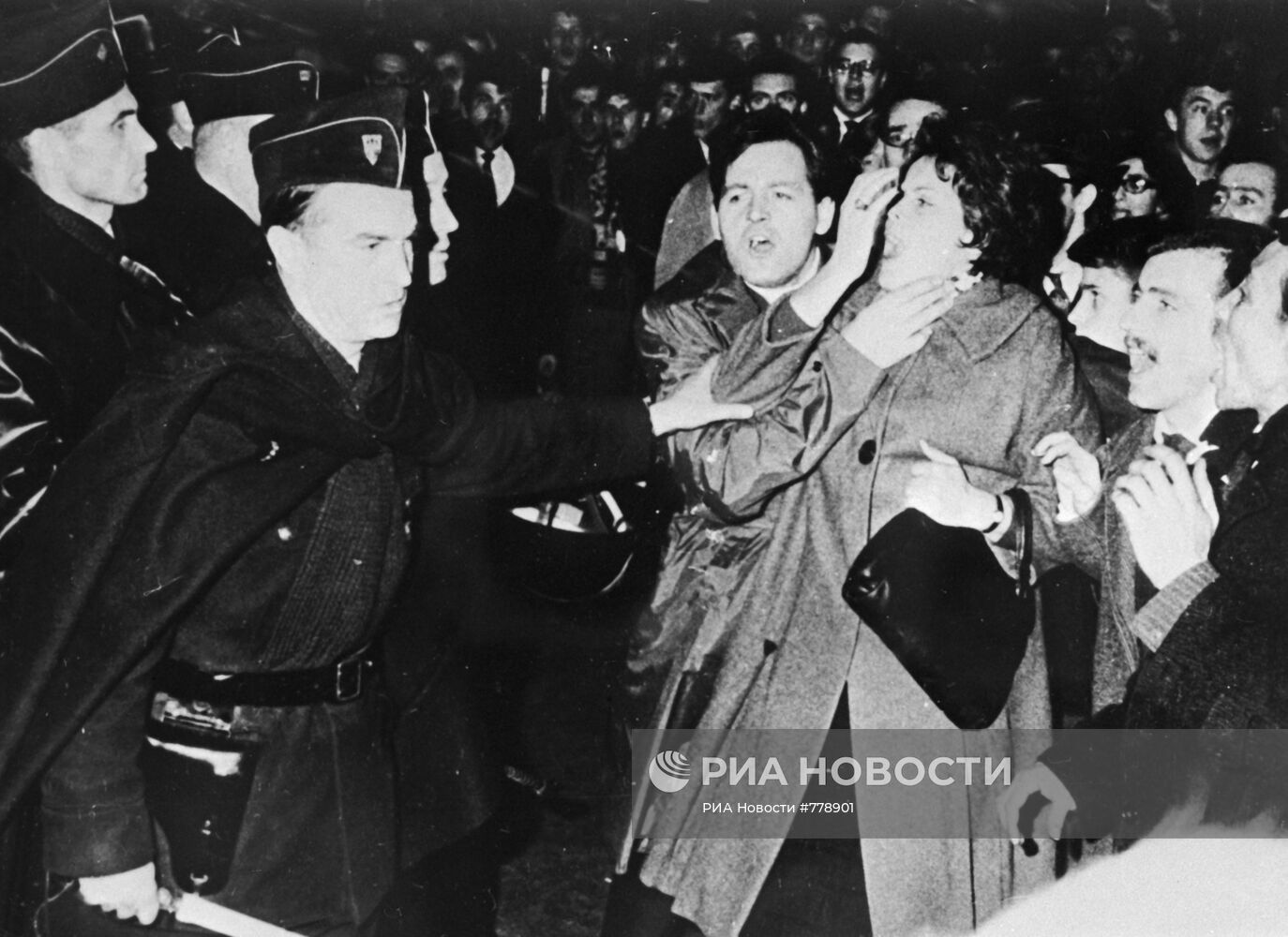 Полиция разгоняет демонстрацию протеста против войны в Алжире