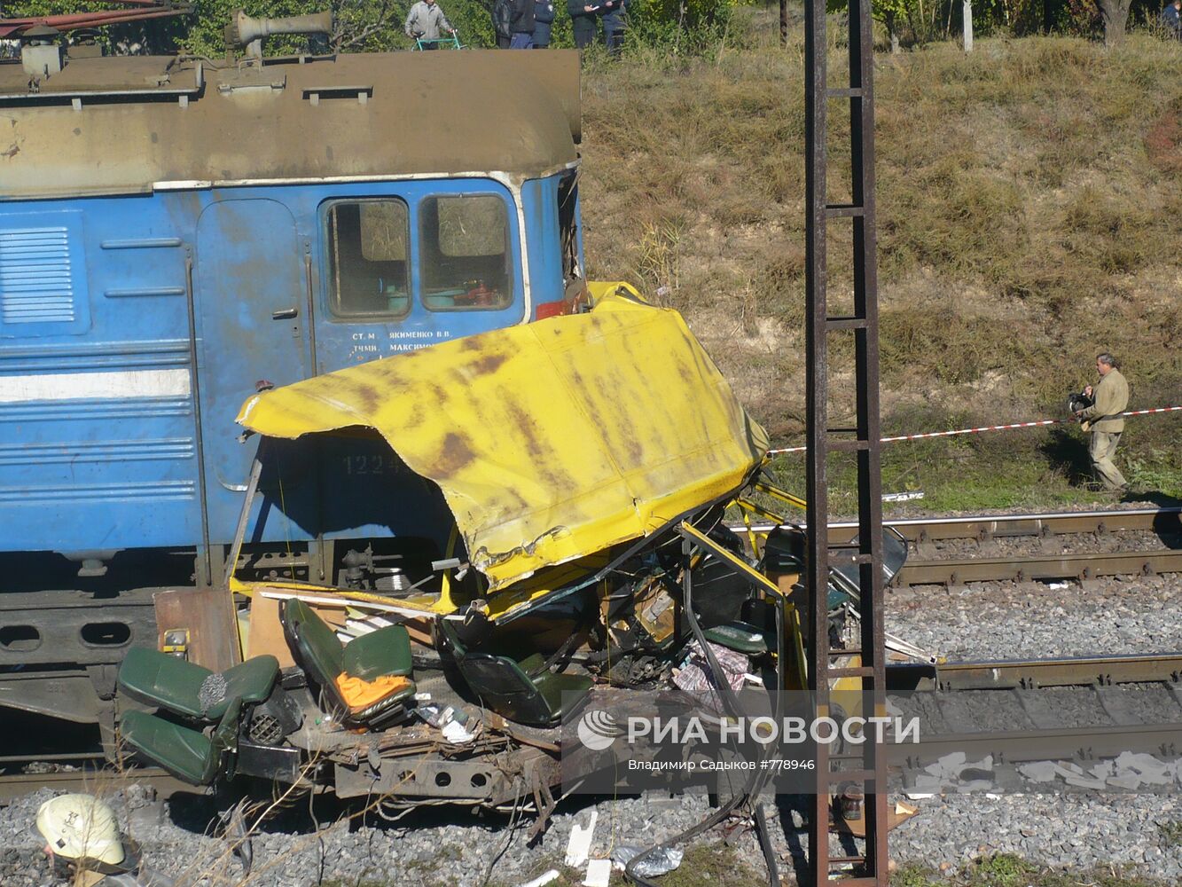 В Днепропетровской области автобус врезался в поезд