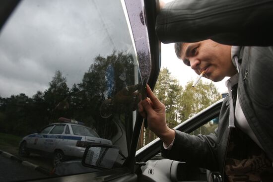 Проверка уровня тонирования стекол автомобилей
