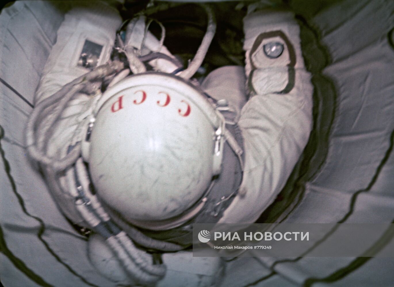 Кадр из фильма "Человек вышел в космос"