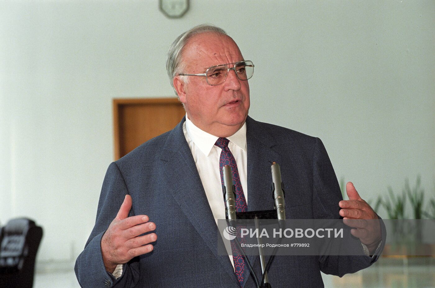 Гельмут Коль во время пресс-конференции в Москве