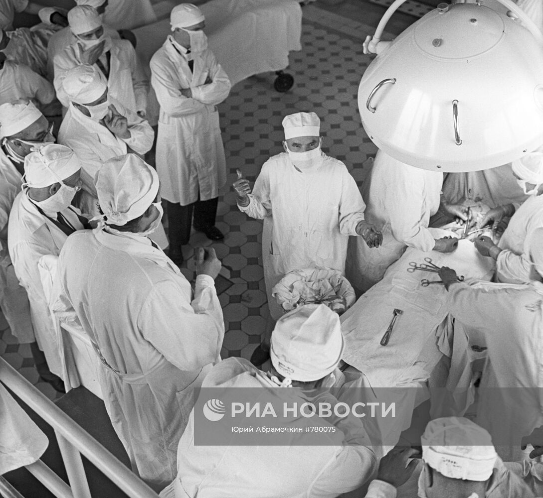 Советские врачи были. Бакулева Советский хирург. Институт грудной хирургии АМН СССР.