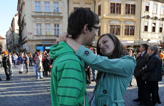 Влюбленные в центре Праги