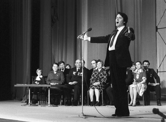 Певец Юрий Гуляев