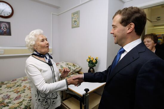 Президент РФ побывал в доме престарелых для ветеранов труда