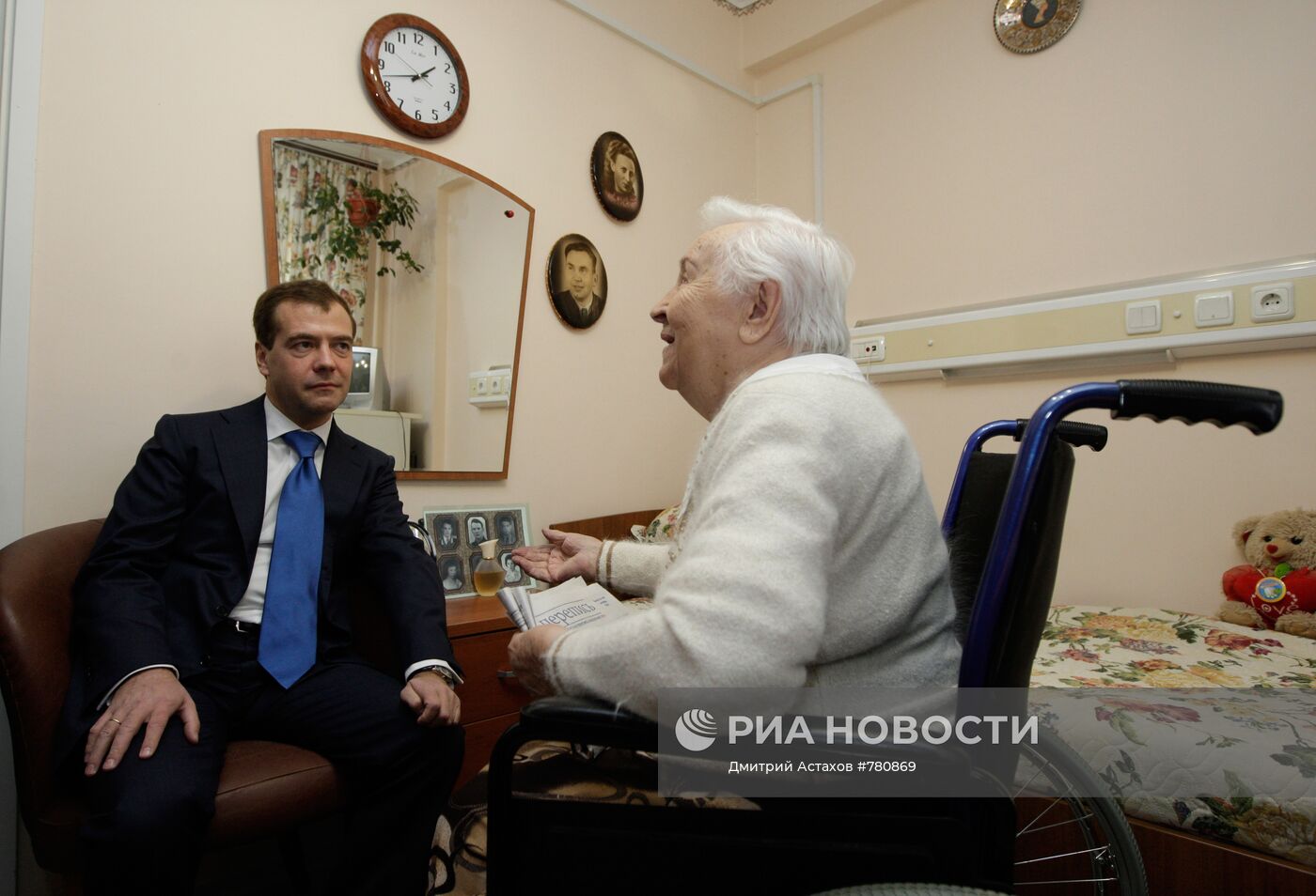 Президент РФ побывал в доме престарелых для ветеранов труда