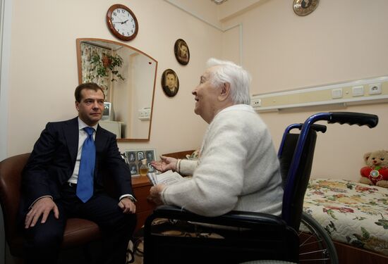 Президент РФ побывал в доме престарелых для ветеранов труда