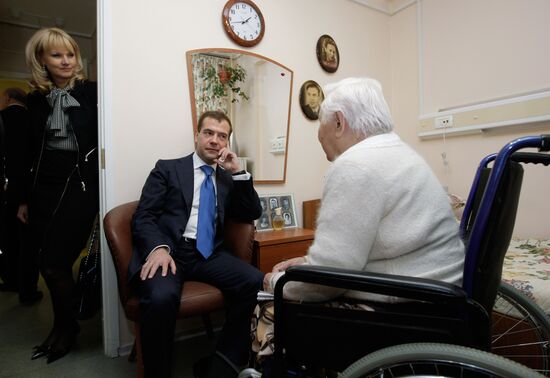 Президент РФ побывал в доме престарелых для ветеранов труда